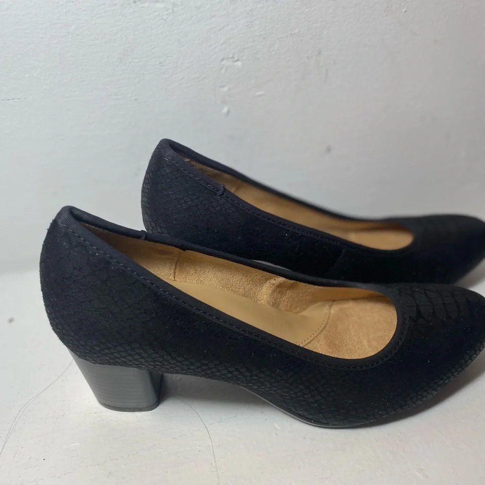 New black snake skin Naturalizer heels. Size 6.5 - Picture 2 of 3